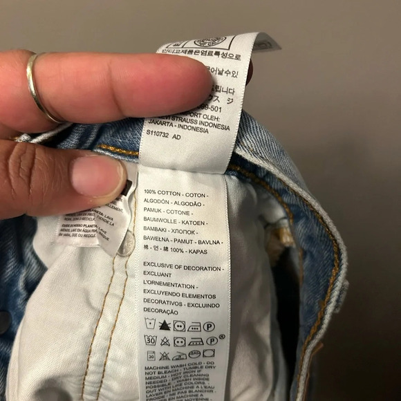 Levi’s shorts - 501 med/light blue button fly cut-off distressed - Picture 8 of 9